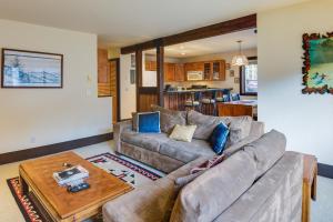 Χώρος καθιστικού στο Ketchum Condo with Deck Less Than 1 Mi to Sun Valley Resort!