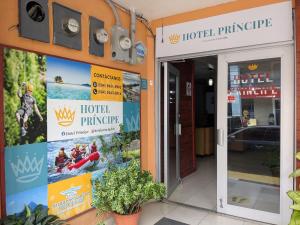 een ingang naar een hotelapotheek met een open deur bij Hotel Príncipe in La Ceiba