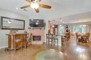 5 Mi to Lewisville Lake Couples Retreat with Yardにあるテレビまたはエンターテインメントセンター