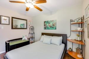 5 Mi to Lewisville Lake Couples Retreat with Yardにあるベッド