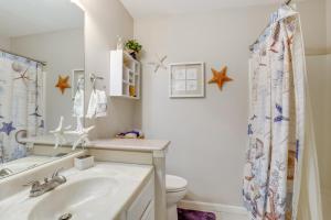 5 Mi to Lewisville Lake Couples Retreat with Yardにあるバスルーム +16枚の写真