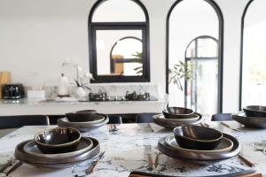 een tafel met kommen erop bij Rwanda Naziza - Private Villa in the Old Town City - PRIME LOCATION I Daily Housekeeping in Chiang Mai +40 foto's