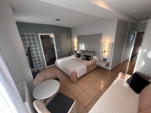 Theoxenia Caldera Hotel客房内的一张或多张床位