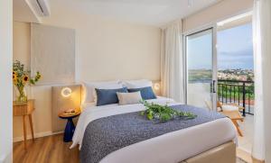 Postel nebo postele na pokoji v ubytování WellClub - Family Wellness & Seaview Suites