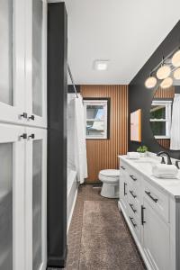 Koupelna v ubytování Cozy Ranch Retreat-Large Deck & Yard-10 Mins to Downtown + 35 fotografií