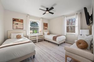 Postel nebo postele na pokoji v ubytování Cozy Ranch Retreat-Large Deck & Yard-10 Mins to Downtown