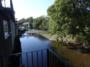 einen Balkon mit Flussblick in der Unterkunft Riverbank Cottage River Ehan Double Balcony in Egremont