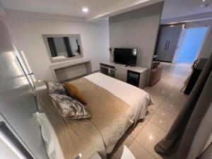 TV a/nebo společenská místnost v ubytování Theoxenia Caldera Hotel