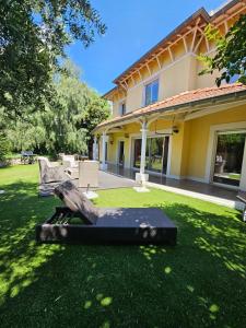 een sculptuur in het gras voor een huis bij Villa HELIOS in Cannes