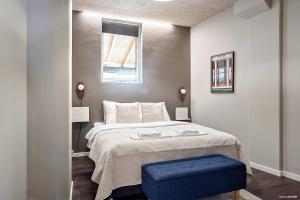 Ένα ή περισσότερα κρεβάτια σε δωμάτιο στο Midtown Home