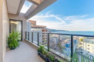 a balcony with a view of the ocean at Ampla Cobertura Duplex a 120 metros da Praia de Bombas com Área de Lazer no Residencial in Bombas