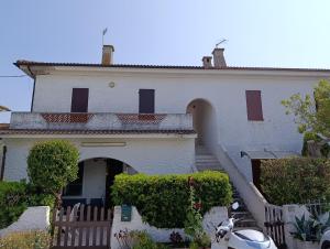 a white house with a staircase leading up to it at Casa da Oscar in Marcelli +2 photos