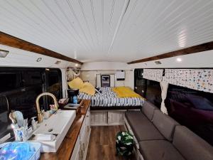Ruang duduk di Covered Bridge Tiny Home Bus On The Water In Rrg