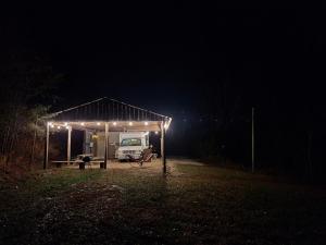 Gambar di galeri bagi Covered Bridge Tiny Home Bus On The Water In Rrg di Stanton
