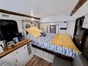 Katil atau katil-katil dalam bilik di Covered Bridge Tiny Home Bus On The Water In Rrg
