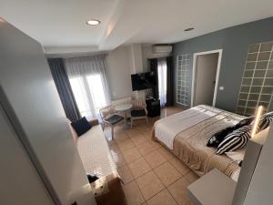 Theoxenia Caldera Hotel客房内的一张或多张床位