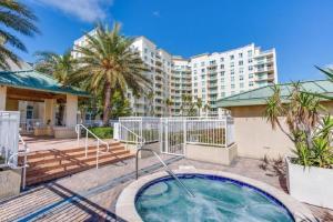 a hot tub in a courtyard with a building at Casa Costa 309N 1 Bedroom, Pools, Jacuzzi, Beach, Shops & Dog Friendly in Boynton Beach +29 photos