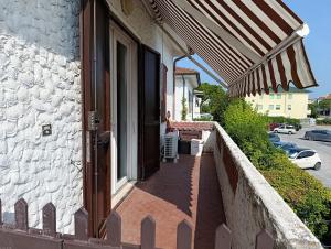 a balcony of a building with an awning at Casa da Oscar in Marcelli