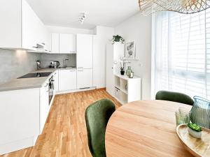 Kuchyň nebo kuchyňský kout v ubytování Modern 2 room apartment in downtown