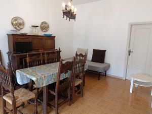 a dining room with a table and chairs and a couch at Casa da Oscar in Marcelli