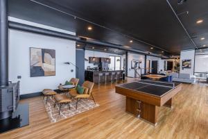 Cette chambre comprend une table de ping-pong et des chaises. dans l'établissement Secluded Dream Home with Hot Tub and Full Gym on 20 Acres, à Palomar Mountain 44 autres photos