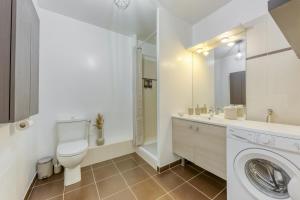 a bathroom with a toilet and a sink and a washing machine at Green Mood - Design & Calme - Aux Portes de Paris in Asnières-sur-Seine
