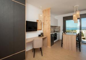 Kuhinja oz. manjša kuhinja v nastanitvi Esperos Panoramic View Suites