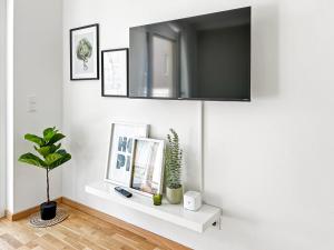 TV a/nebo společenská místnost v ubytování Modern 2 room apartment in downtown