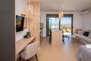 Predel za sedenje v nastanitvi Esperos Panoramic View Suites