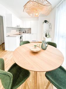 Kuchyň nebo kuchyňský kout v ubytování Modern 2 room apartment in downtown