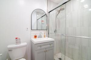 Un baño de Fireflies In NYC, Cozy, Private & New 17 fotos más