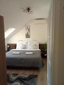 Posteľ alebo postele v izbe v ubytovaní Orient Apartmanház