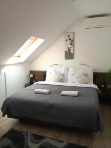 Posteľ alebo postele v izbe v ubytovaní Orient Apartmanház