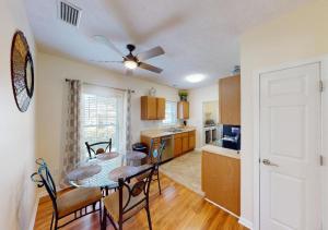 Η κουζίνα ή μικρή κουζίνα στο Sunset River House