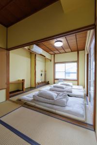 Postel nebo postele na pokoji v ubytování Guesthouse Fukufuku + 34 fotografií