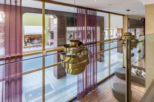 a lobby with a large window and a chandelier at Hotel Majestic Rosario in Rosario