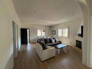 a living room with a couch and a table at Villa Lon in Montroig