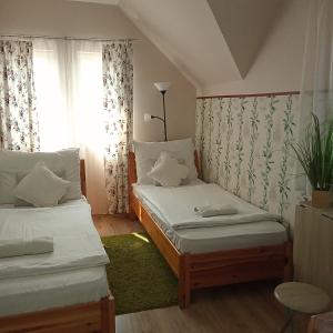Posteľ alebo postele v izbe v ubytovaní Orient Apartmanház