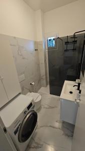 un bagno bianco con un water e un lavandino di Violet Luni Home a Marinella di Sarzana