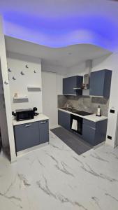 Cucina o angolo cottura di Violet Luni Home