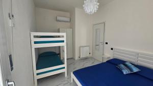 Letto o letti in una camera di Violet Luni Home
