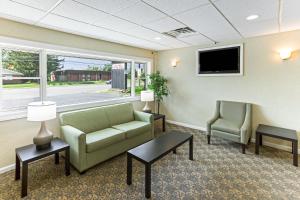 TV a/nebo společenská místnost v ubytování Quality Inn & Suites Plattsburgh