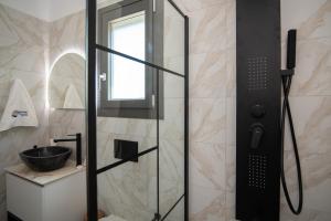Ένα μπάνιο στο Esperos Panoramic View Suites 2 +46 φωτογραφίες