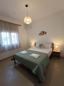 une chambre avec un lit avec une couverture verte dans l'établissement 3B House, à Nea Vrasna