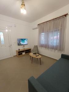 un salon avec un canapé et une table dans l'établissement 3B House, à Nea Vrasna