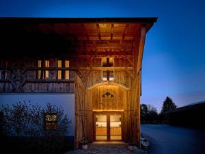 ein Gebäude mit offener Tür in der Nacht in der Unterkunft Moierhof in Gstadt am Chiemsee