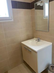 un bagno con lavandino e specchio di Dépendance paisible a Ventenac-Cabardès Altre 2 foto