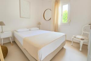A bed or beds in a room at Koukouapartments & Suites