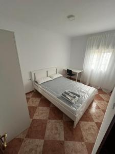 a bedroom with a bed and a tiled floor at Balneario Cachucha in Puerto Real