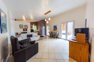 Et tv og/eller underholdning på Le Cabanon by Pinarello Villa Services